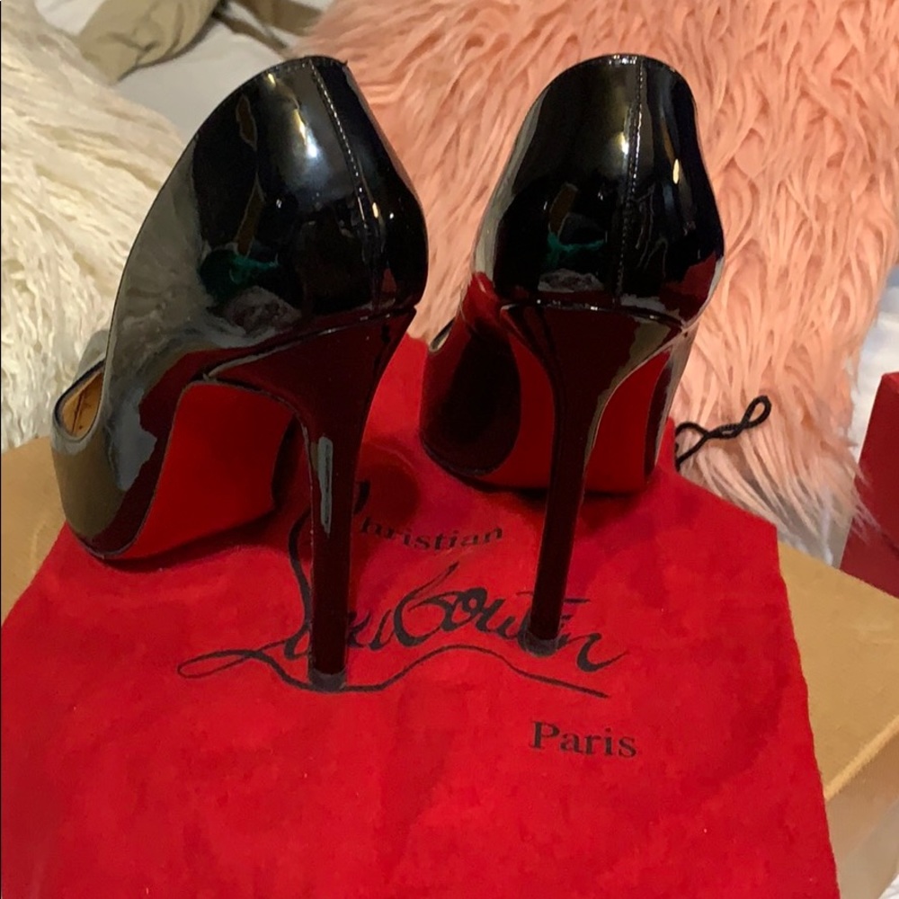 Christian Louboutin Authentic black So Kate Pumps!